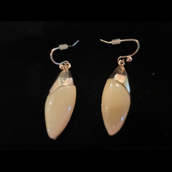 Cream earrings - Picture 3 of 3